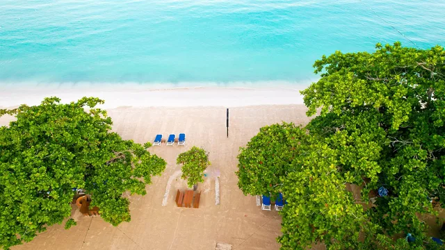 Aerial view of CocoLaPalm's Seven Mile Beach setting